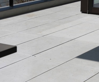 Weisse Betonplatten auf Terrasse