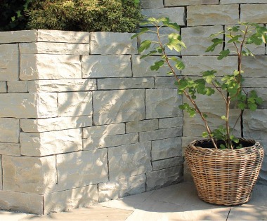 Schichtmauerwerk aus Kalkstein